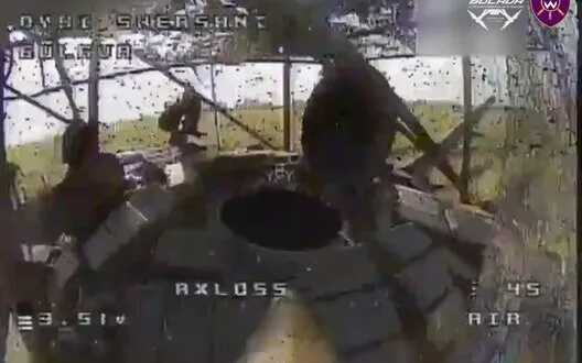 Kamikaze drone "Wild Hornets" flies into open hatch of enemy T-80 tank. VIDEO