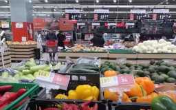 Борщ доведеться їсти за один день: в Україні супермаркети знизили ціни на популярні овочі