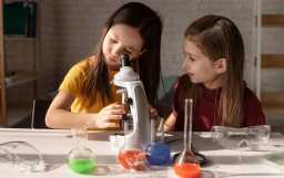 6 захопливих хімічних експериментів вдома, які змусять вашу дитину полюбити науку