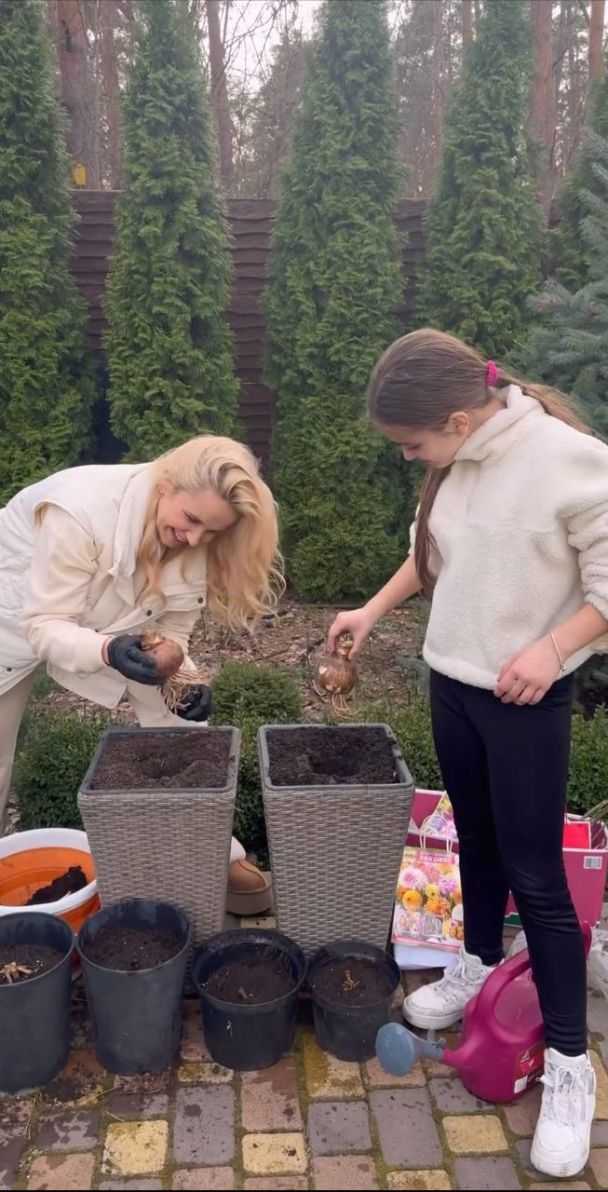 Пионы — для себя, гладиолусы — для свекрови: Лилия Ребрик с дочерьми навели порядок в саду (видео)