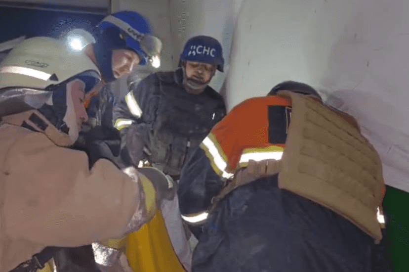 Завалило плитами: в Харькове спасли мужчину после ночной атаки Shahed (видео)
