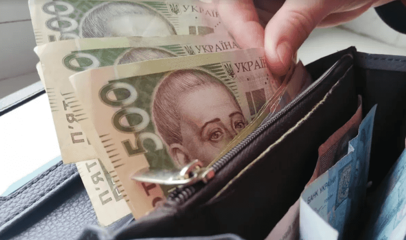 Пенсия в Украине: кто может получить доплату за  "лишний" стаж