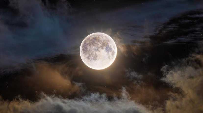 "Живой Нострадамус" думает, что Луна может быть продвинутым инопланетным артефактом
