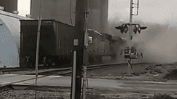 Подросток намеренно "заставил" поезд разбиться, чтобы снять ролик для YouTube (видео)