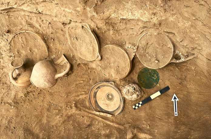 Таких нашли только два: археологи обнаружили древнее бронзовое зеркало на Кипре (фото)