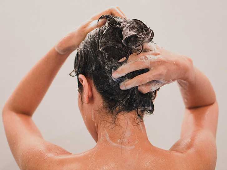 Мы все совершаем одну и ту же ошибку: эксперты рассказали, как правильно мыть голову