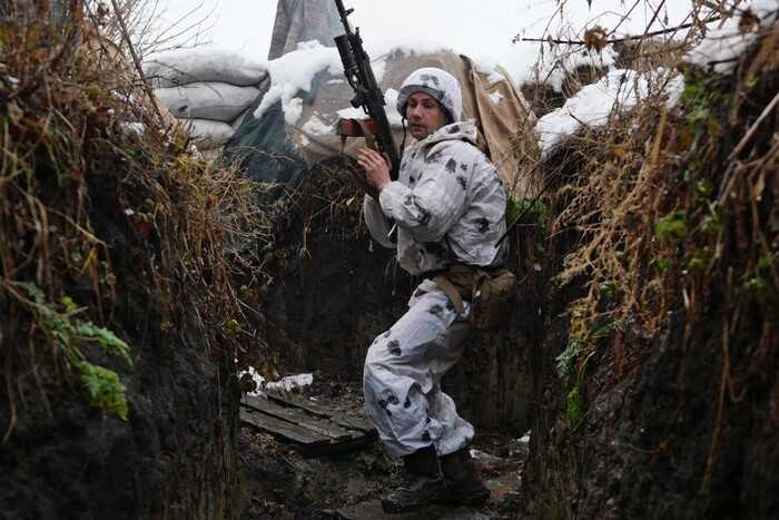 Зачищают окопы: РФ все чаще применяет химическое оружие, — Reuters