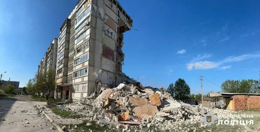 Россия сбросила авиабомбу УМБП на 9-этажку в Волчанске: обвалился подъезд, есть жертвы (фото)