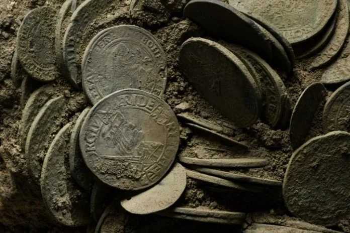 Археологи обнаружили клад серебряных монет в Германии: среди находок есть редкие экземпляры (фото)
