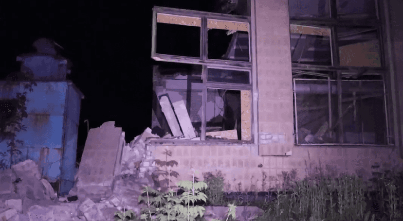 Частично уничтожен лицей: ВС РФ атаковали Харьков ракетами, что известно (видео)