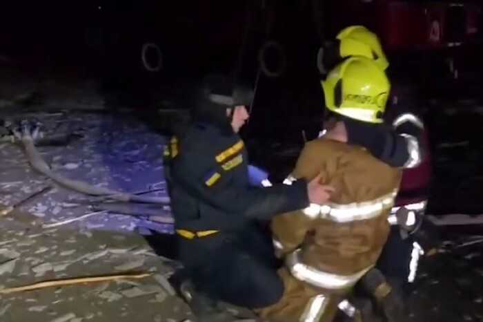 Харківський пожежник плаче над тілом батька-рятувальника: МВС показало щемливе відео