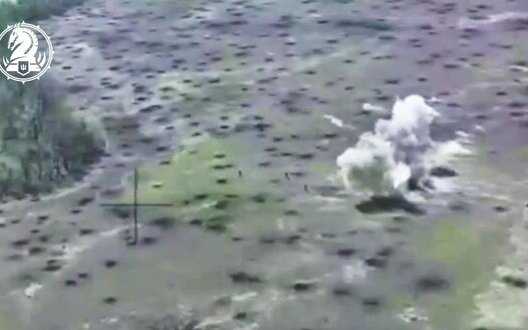 Artillerymen attack group of enemy infantrymen with D-30 howitzer. VIDEO
