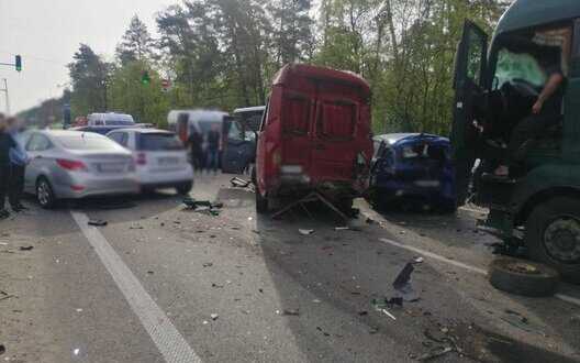 6 cars collide near Kyiv, 8 passengers of minibus are injured. PHOTOS