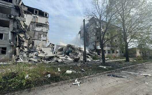 Ruscists hit high-rise building in Ocheretyne, Donetsk region, with KABs, there may be people under rubble - RMA. PHOTO