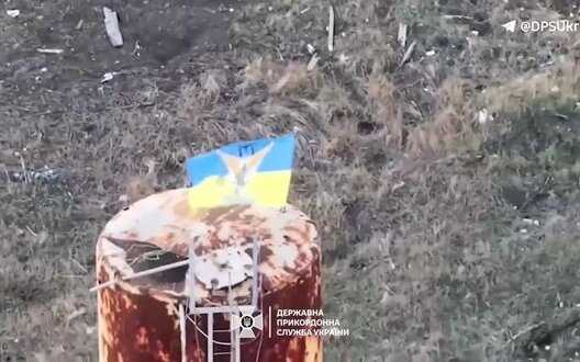 Border guards planted flag of Ukraine almost above positions of occupiers near Bakhmut. VIDEO