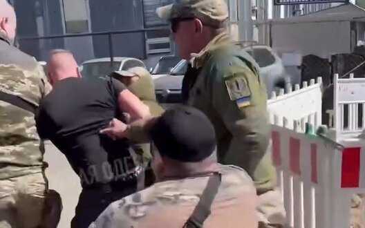 In Odesa, men in military uniforms beat man, pull him out of bus and shove him into minibus. VIDEO