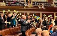 Повна зала українських прапорів: як Конгрес голосував за допомогу Україні