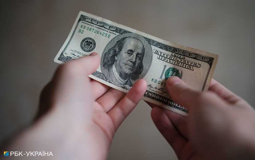 НБУ збільшив продаж валюти із резервів на 40%, курс долара перевищив 40 гривень