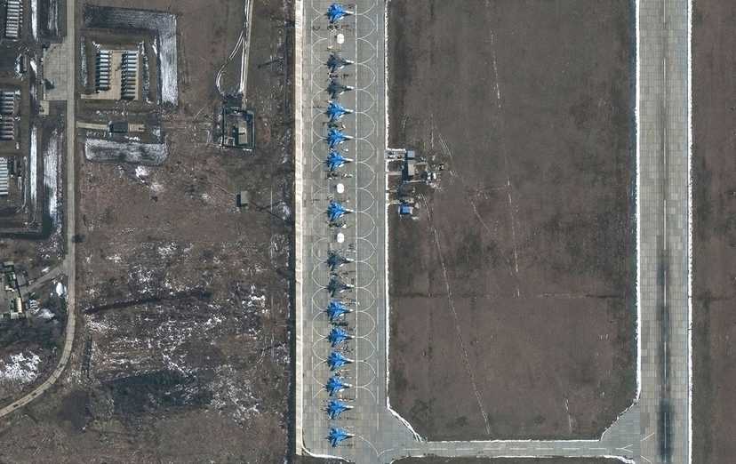 Росіяни почали захищати літаки на аеродромі за 300 км від кордону з Україною