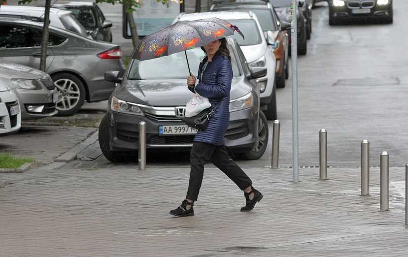Поліція нагадала українцям правила безпеки на дорозі під час дощу
