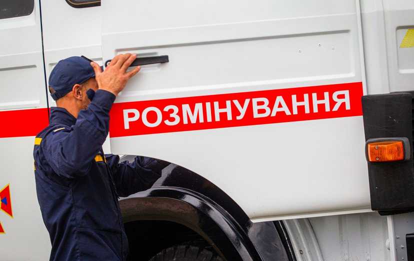 Японія планує передати українським рятувальникам машини для розміновування територій, - ДСНС
