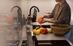 Найкращий спосіб мити фрукти та овочі перед вживанням: захистить від усіх мікробів
