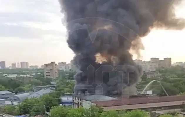 Масштабный пожар в Москве тушат вертолеты