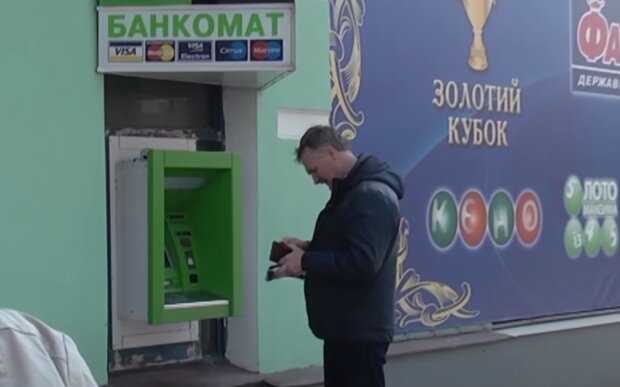 Украинцам выдают 3600 грн в месяц: выплата временная, стоит торопиться