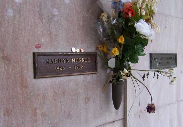 Когда твои соседи по кладбищу – Хью Хефнер и Мэрилин Монро: за 192 тысячи долларов поклонник исполнил свою мечту