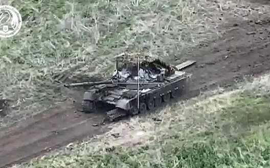 Bradley infantry fighting vehicle destroyed Russian T-80 tank with TOW missile. VIDEO